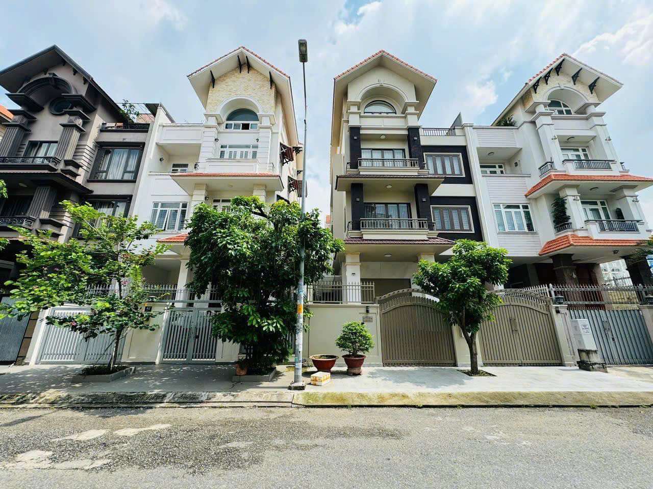 biệt thự 10x20 m him lam quận 7